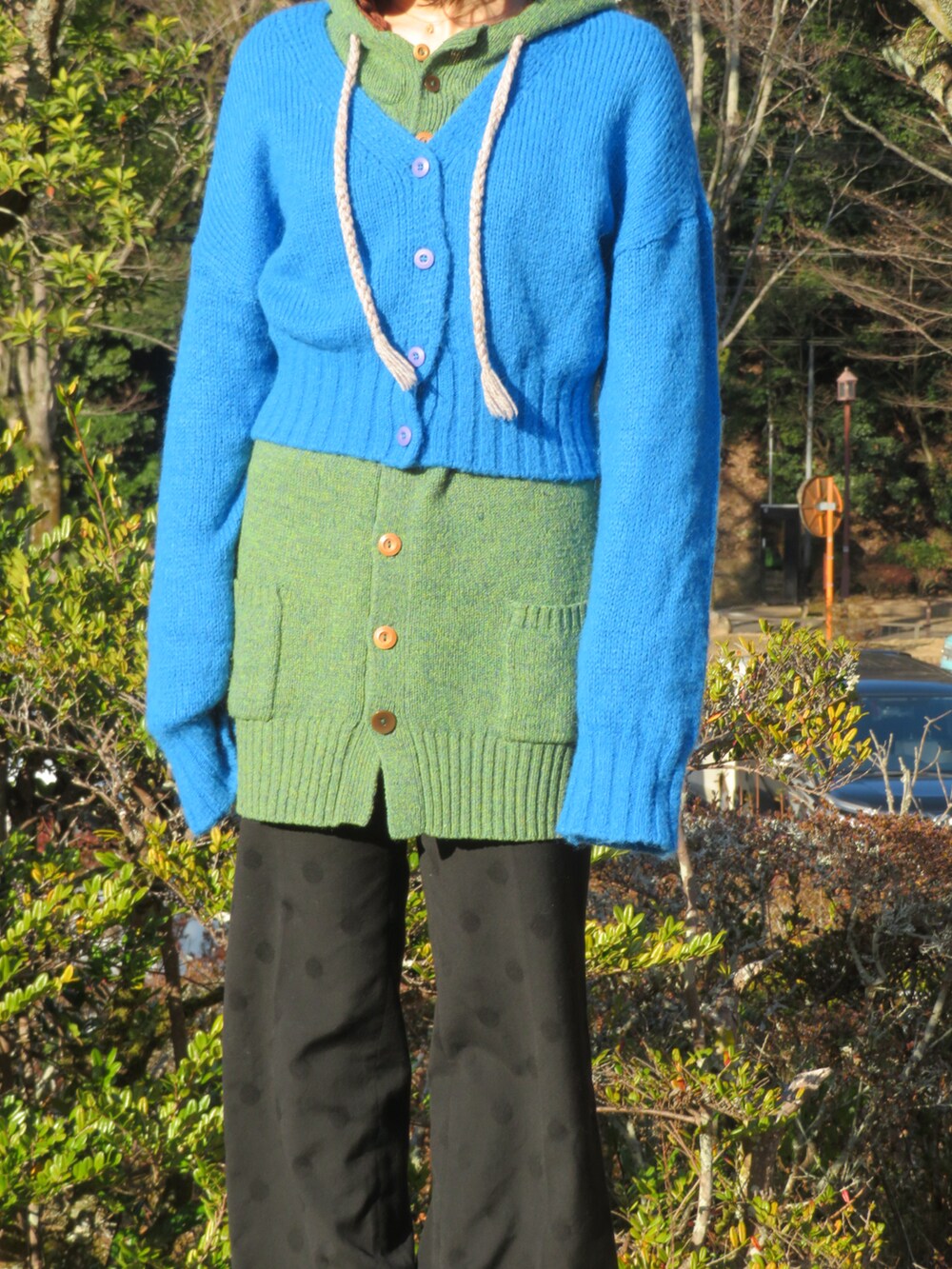 ブルー系のカーディガン/ボレロを着用したメンズの冬コーディネートの2枚目の写真