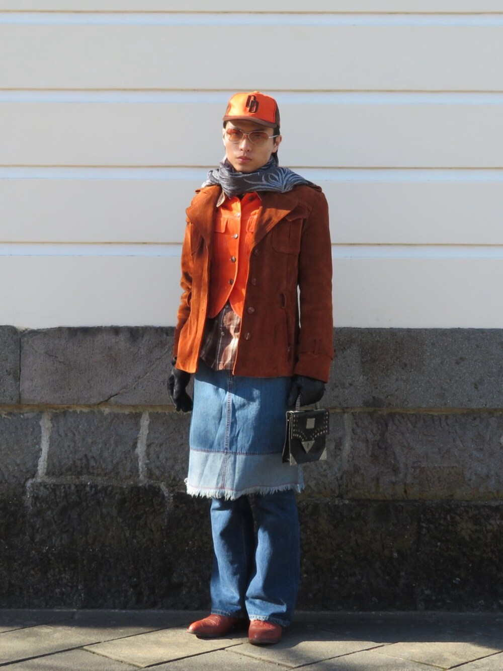 ブラウン系のブーツを着用したメンズの冬コーディネートの2枚目の写真