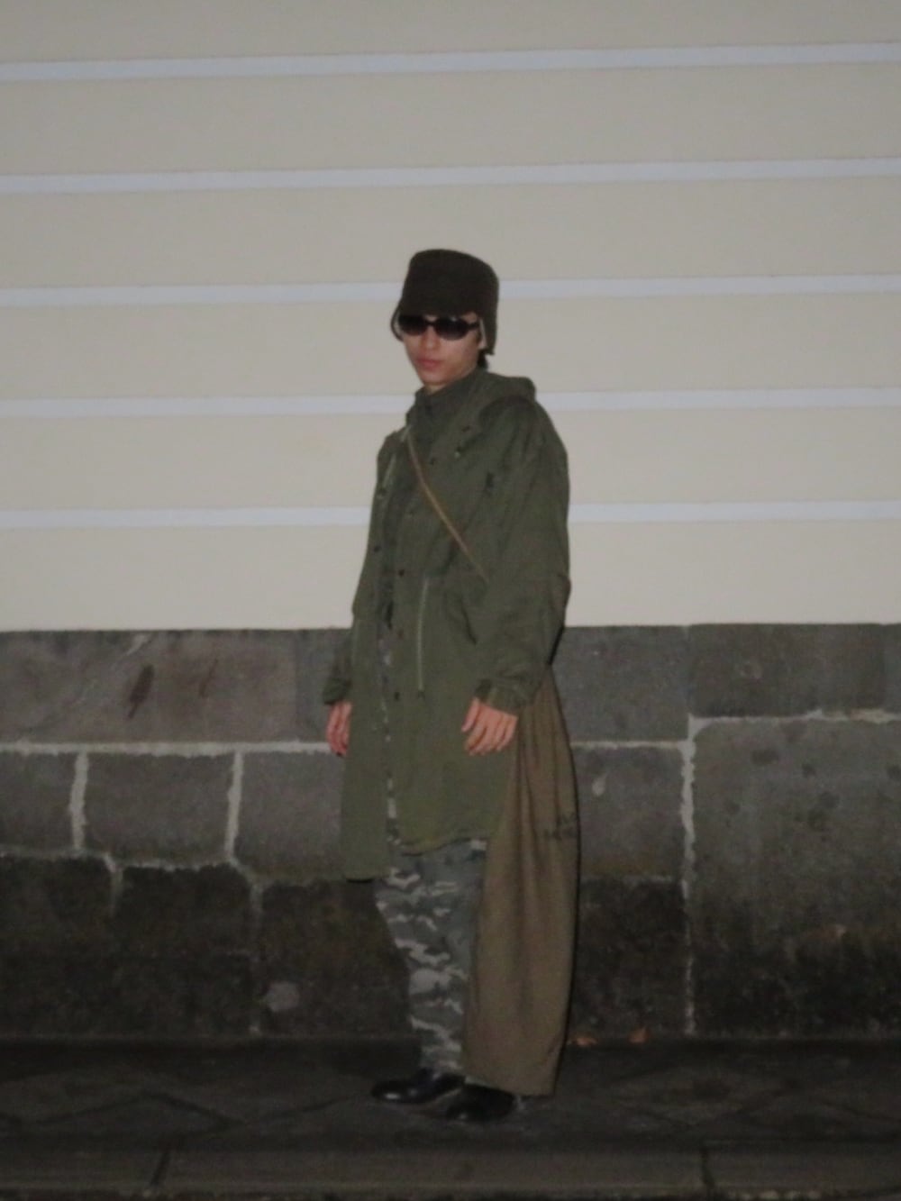 ブラック系のシューズを着用したメンズの冬コーディネートの2枚目の写真