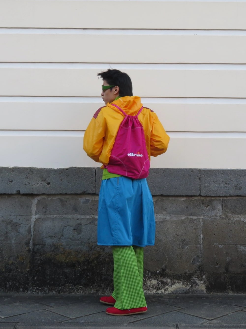 ブルー系のデニムパンツを着用したメンズの秋コーディネートの4枚目の写真