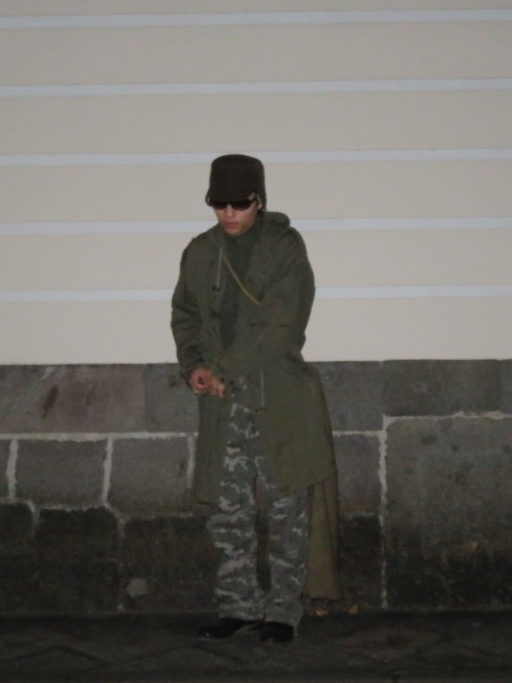 ブラック系のシューズを着用したメンズの冬コーディネートの3枚目の写真