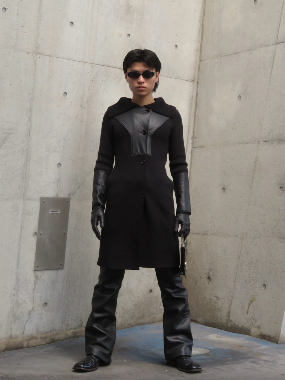 ブラック系のブーツ、ブラック系のジャケット/アウターを着用したメンズの春コーディネートの2枚目の写真