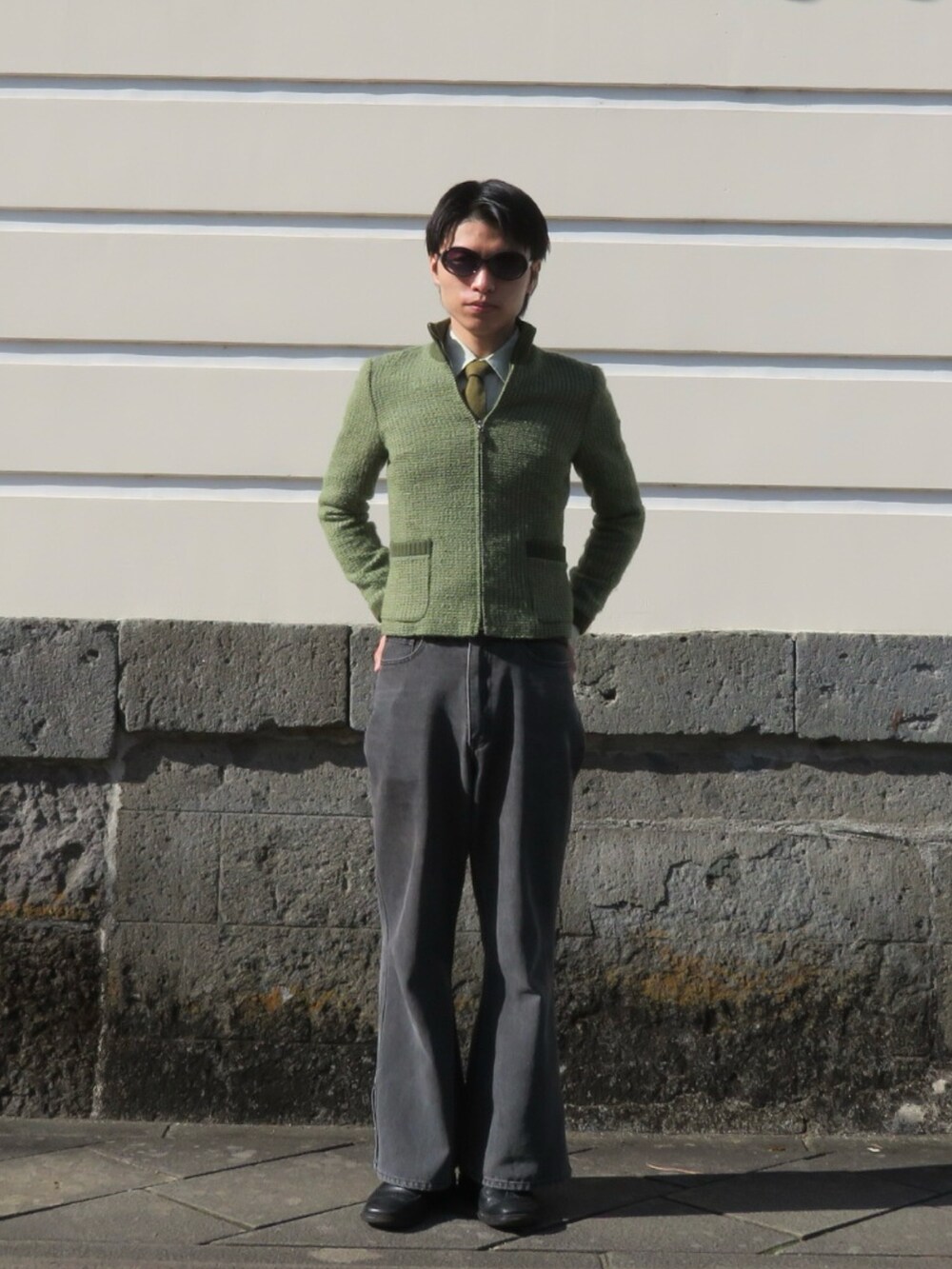 グレー系のデニムパンツを着用したメンズの冬コーディネートの2枚目の写真