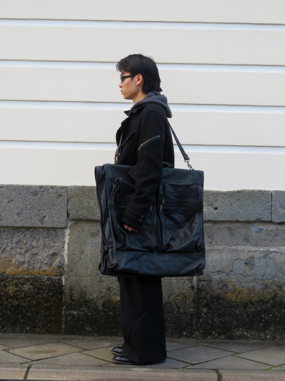 ブラック系のブーツを着用したメンズの春コーディネートの2枚目の写真