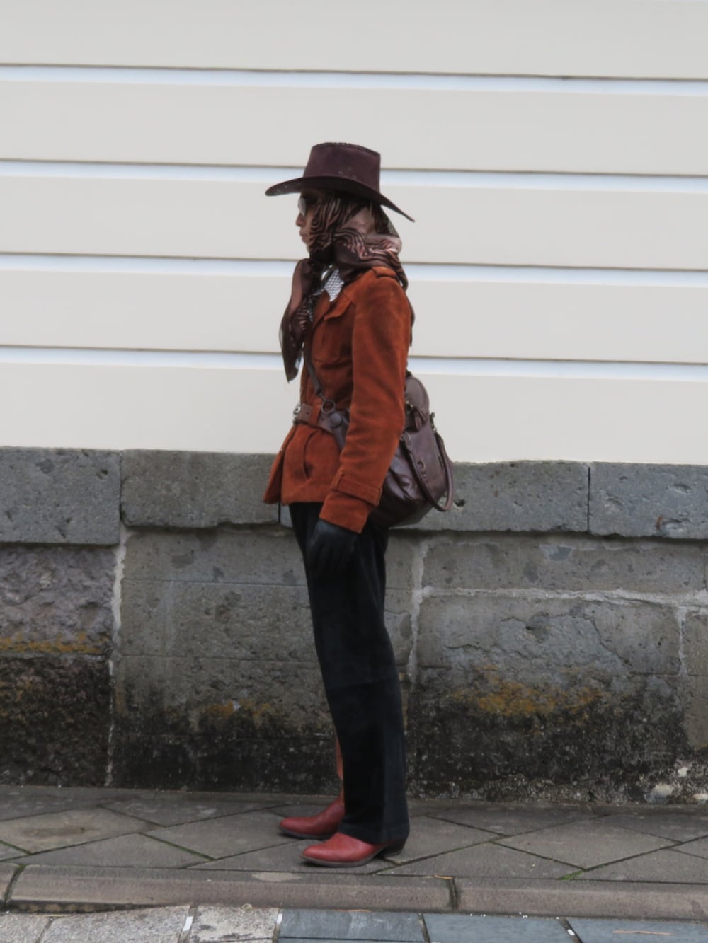 ブラウン系のブーツを着用したメンズの冬コーディネートの2枚目の写真