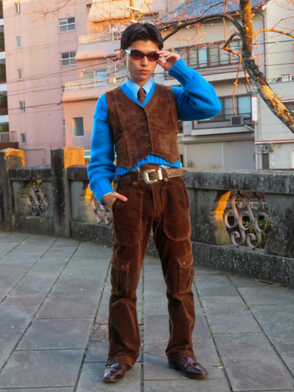 ブラウン系のジャケット/アウターを着用したメンズの冬コーディネートの2枚目の写真