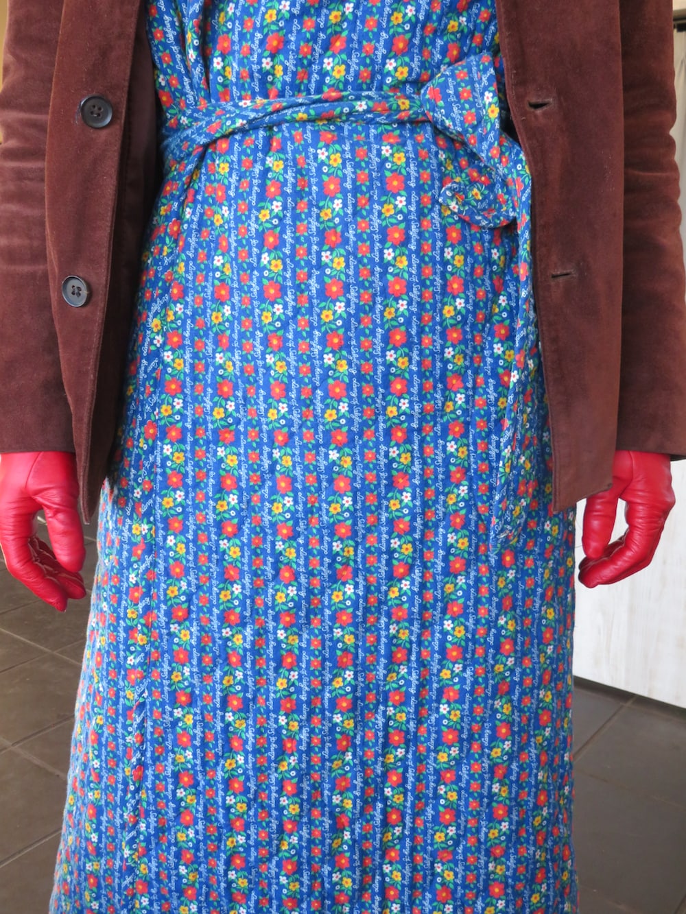 レッド系のブーツを着用したメンズの冬コーディネートの2枚目の写真