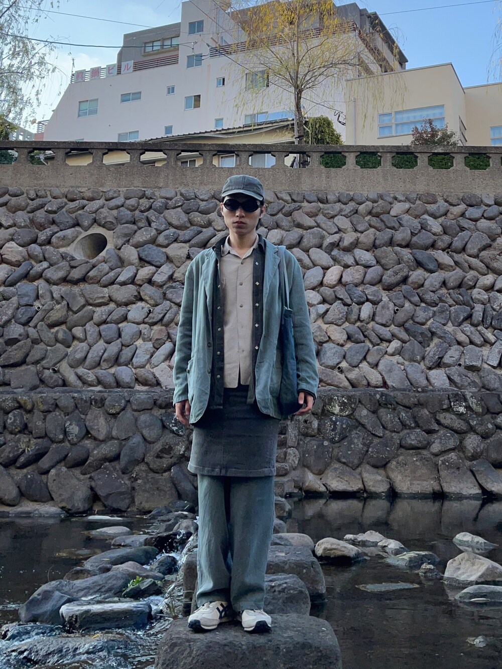 ブルー系のテーラードジャケットを着用したメンズの冬コーディネートの2枚目の写真