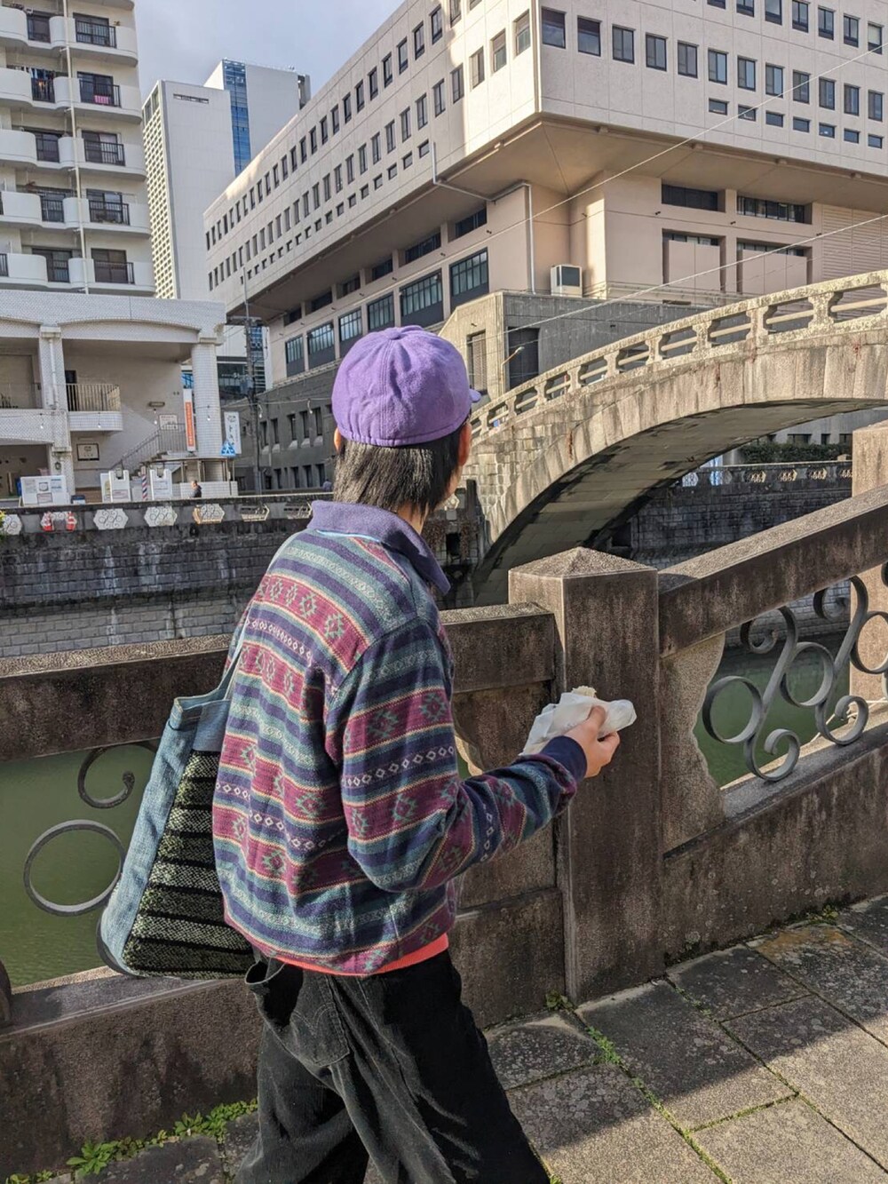 「冬を彩る色いろコーデ、レイヤードスタイル、秋冬コーデ、休日コーデ、おしゃれさんと繋がりたい、きれいめカジュアル、シンプル、古着MIX、古着、古着コーデ、古着好きな人と繋がりたい」｜「Onitsuka Tigerのアイテム（スリッポン、ブラック系）」を使った、imRenさん（メンズ・170cm）の冬コーディネートの2枚目の写真