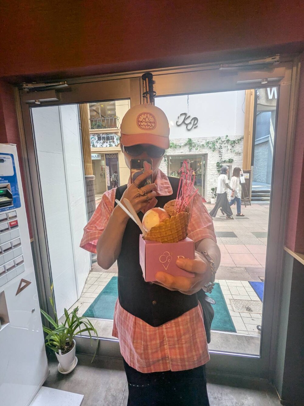 ブラック系のスニーカーを着用したメンズの秋コーディネートの2枚目の写真