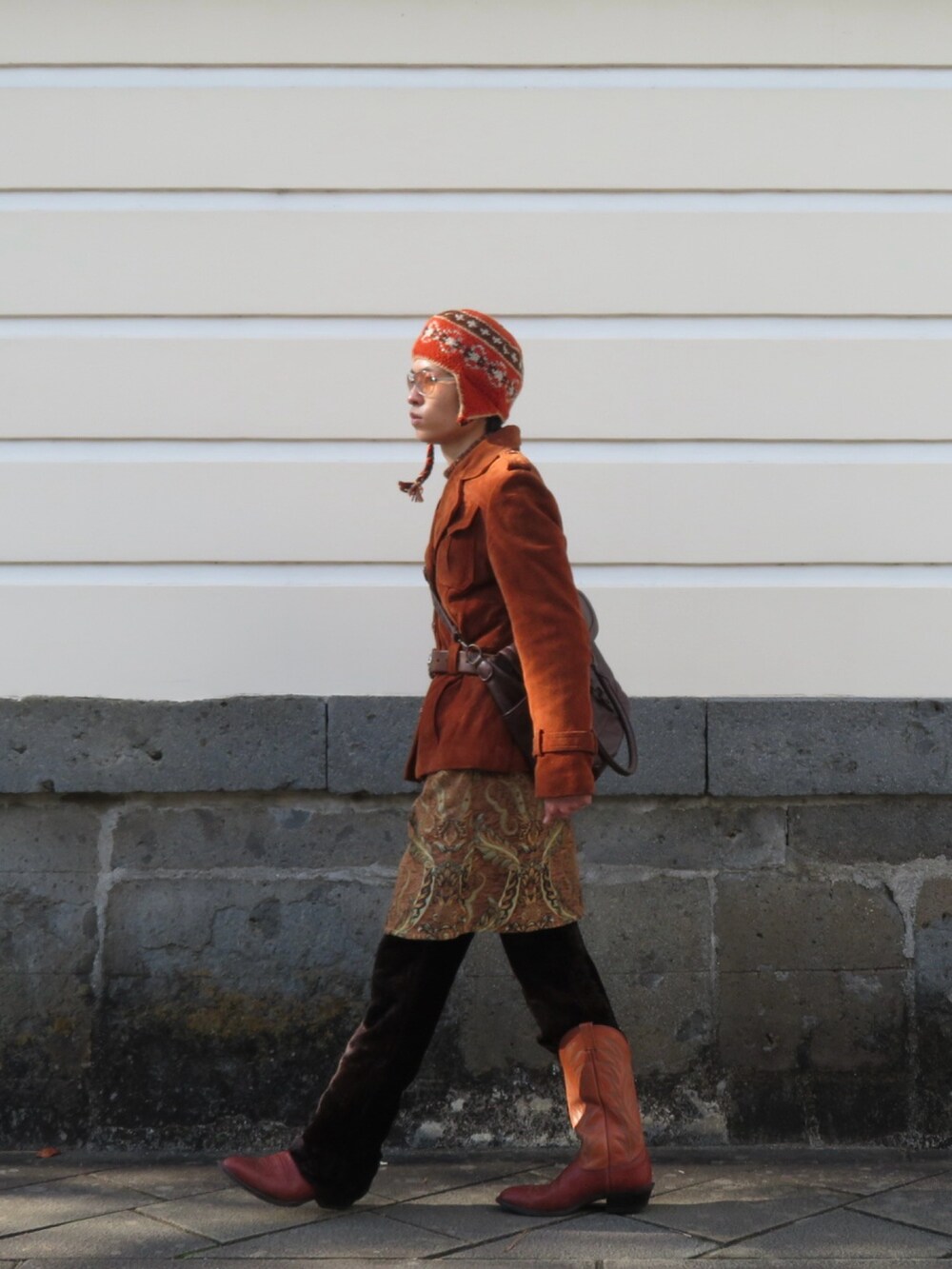 ブラウン系のブーツを着用したメンズの冬コーディネートの2枚目の写真