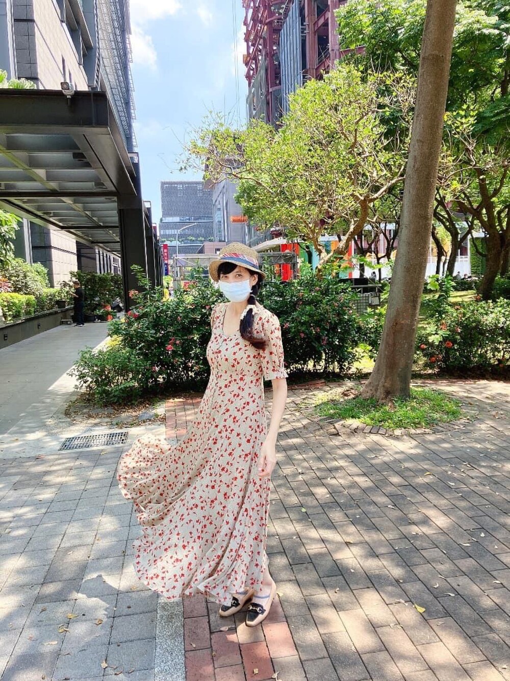 ベージュ系のワンピースを着用したレディースの夏コーディネートの2枚目の写真