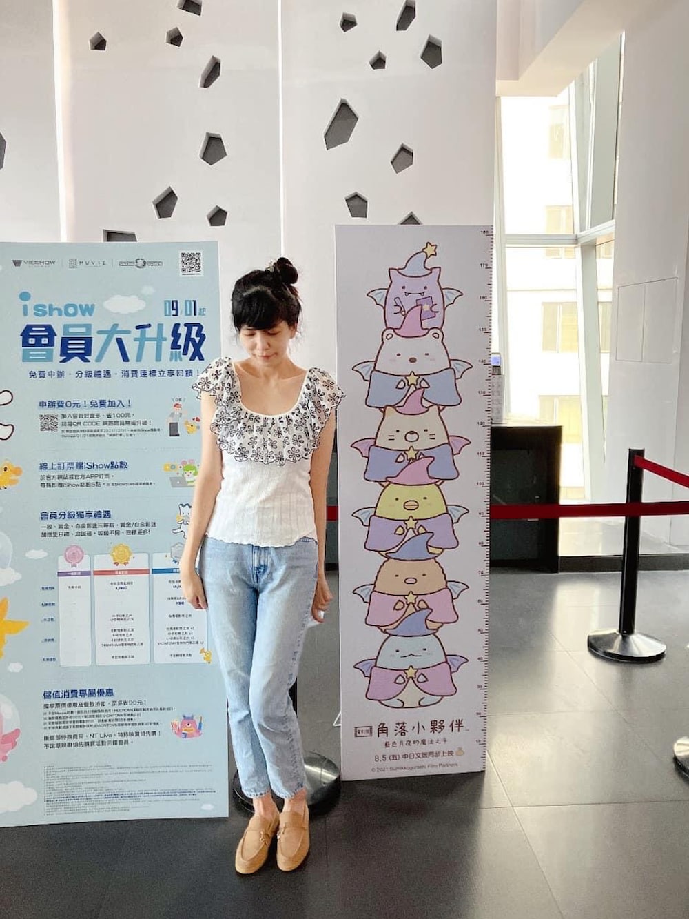 ブルー系のデニムパンツ、ホワイト系のタンクトップを着用したレディースの夏コーディネートの2枚目の写真