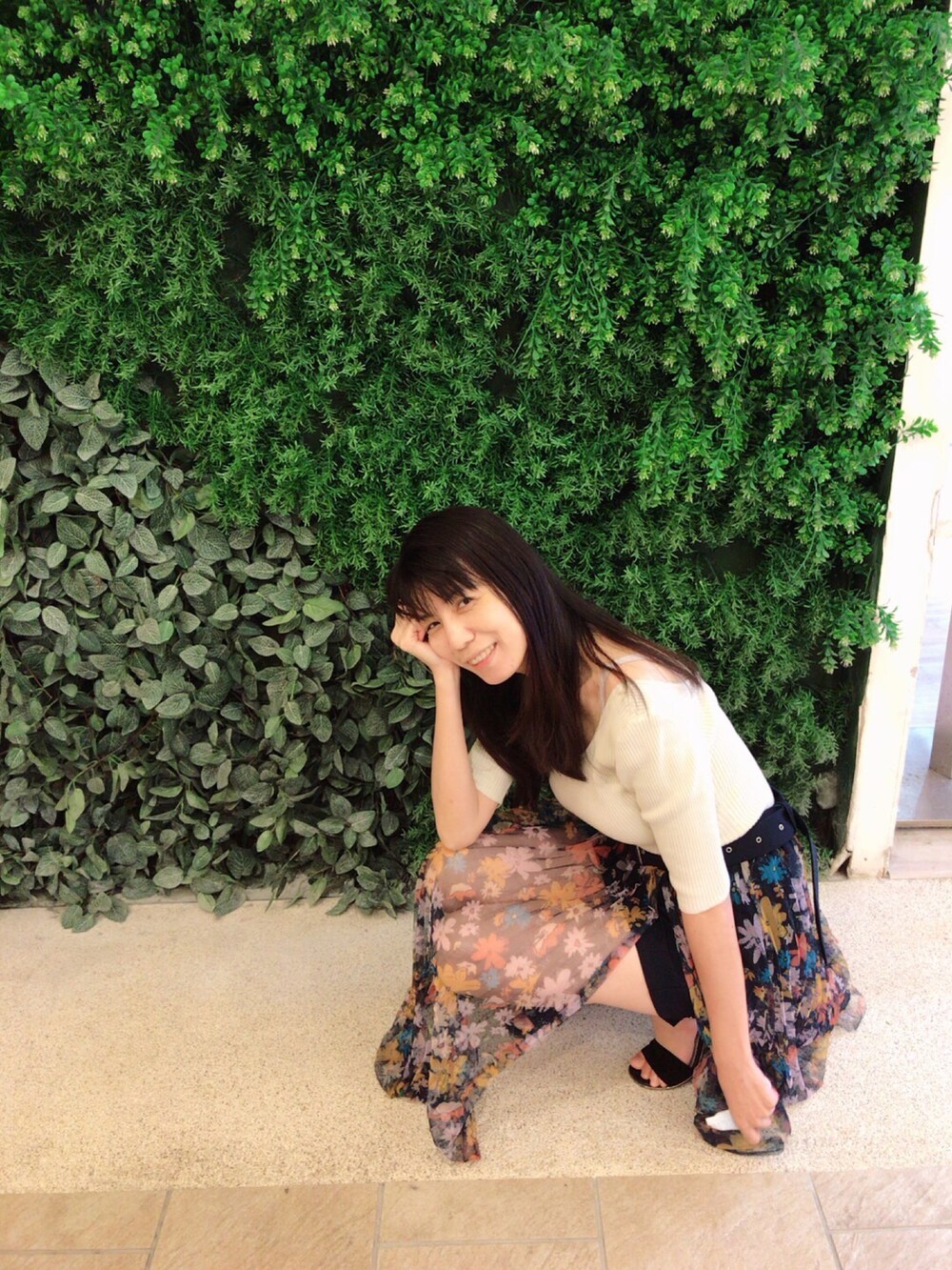 ホワイト系のニット/セーター、その他のパンツを着用したレディースの秋コーディネートの2枚目の写真