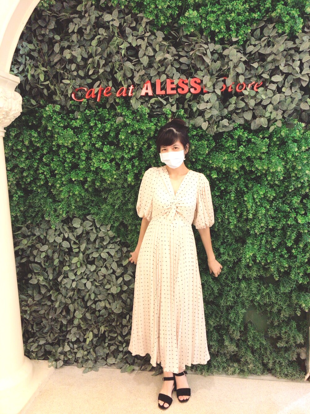 ホワイト系のワンピース/ドレスを着用したレディースの冬コーディネートの3枚目の写真