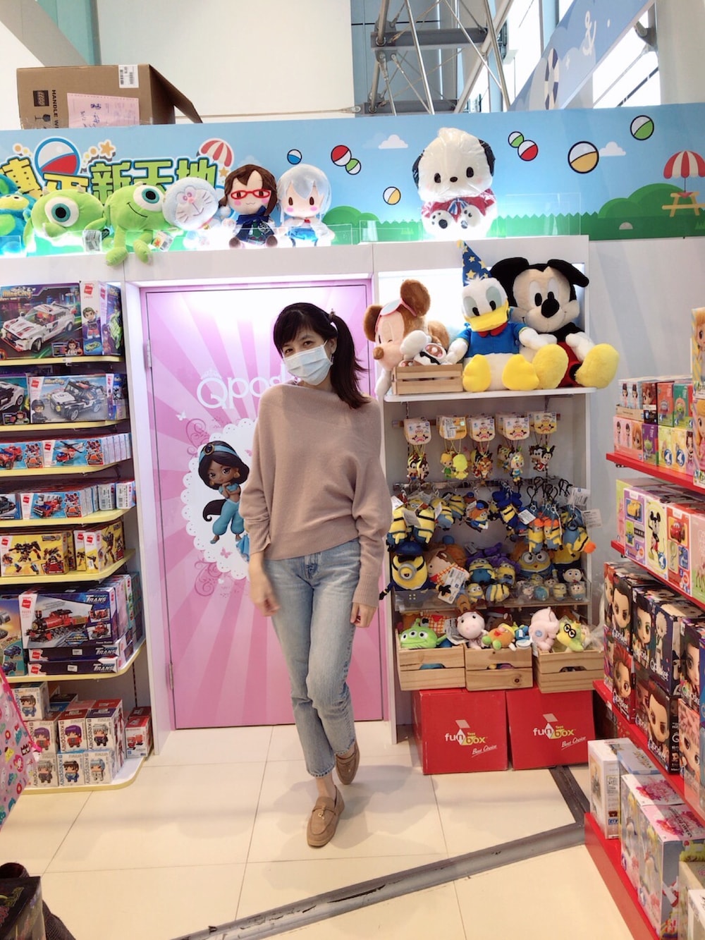 ピンク系のニット/セーター、ブルー系のデニムパンツを着用したレディースの冬コーディネートの2枚目の写真