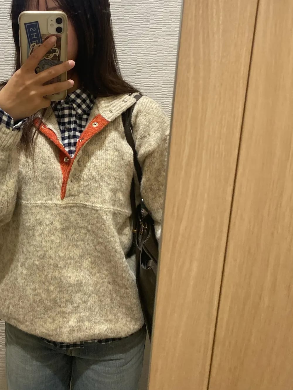 ベージュ系のニット/セーターを着用したレディースの秋コーディネートの2枚目の写真