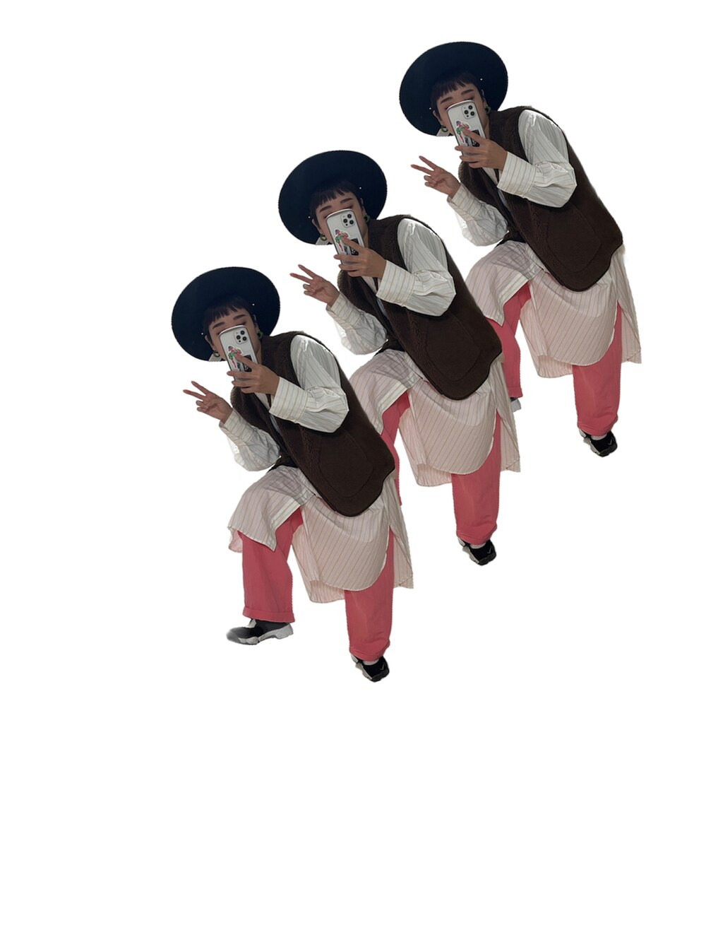 ブラウン系のベスト、ブラック系のサンダル、ブラック系のハットを着用したレディースの秋コーディネートの2枚目の写真