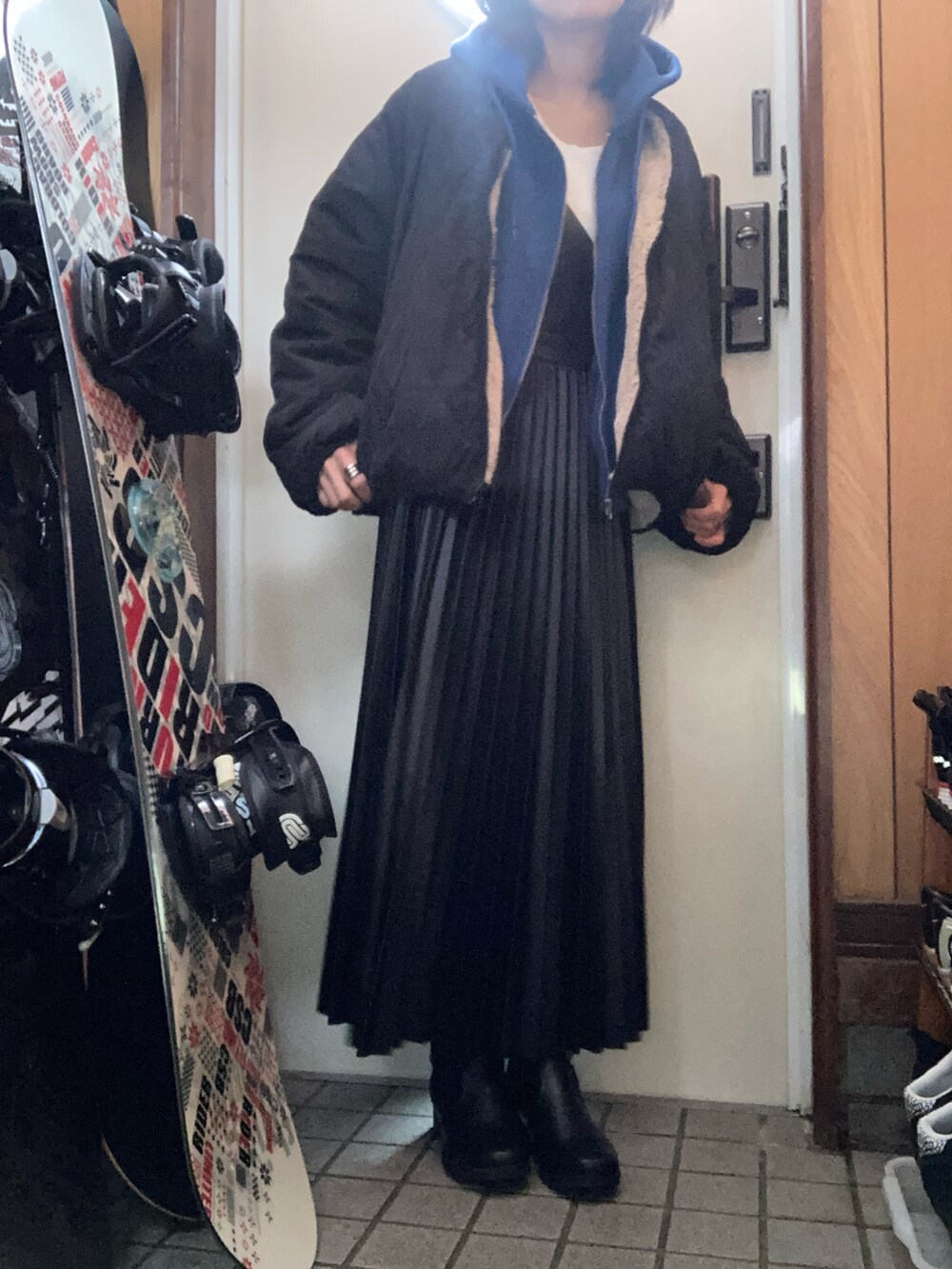 「オトナカジュアル、大人女子、シンプル、パーカー、プリーツ、ジャンバースカート、ロングブーツ、着回しコーデ、ブルー、ブルーコーデ」｜「しまむらのアイテム（ジャンパースカート、ブラック系）」を使った、meg05さん（レディース・156cm）の冬コーディネートの3枚目の写真