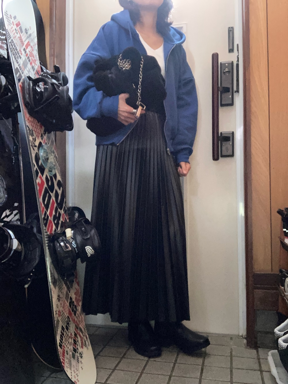 「オトナカジュアル、大人女子、シンプル、パーカー、プリーツ、ジャンバースカート、ロングブーツ、着回しコーデ、ブルー、ブルーコーデ」｜「しまむらのアイテム（ジャンパースカート、ブラック系）」を使った、meg05さん（レディース・156cm）の冬コーディネートの2枚目の写真