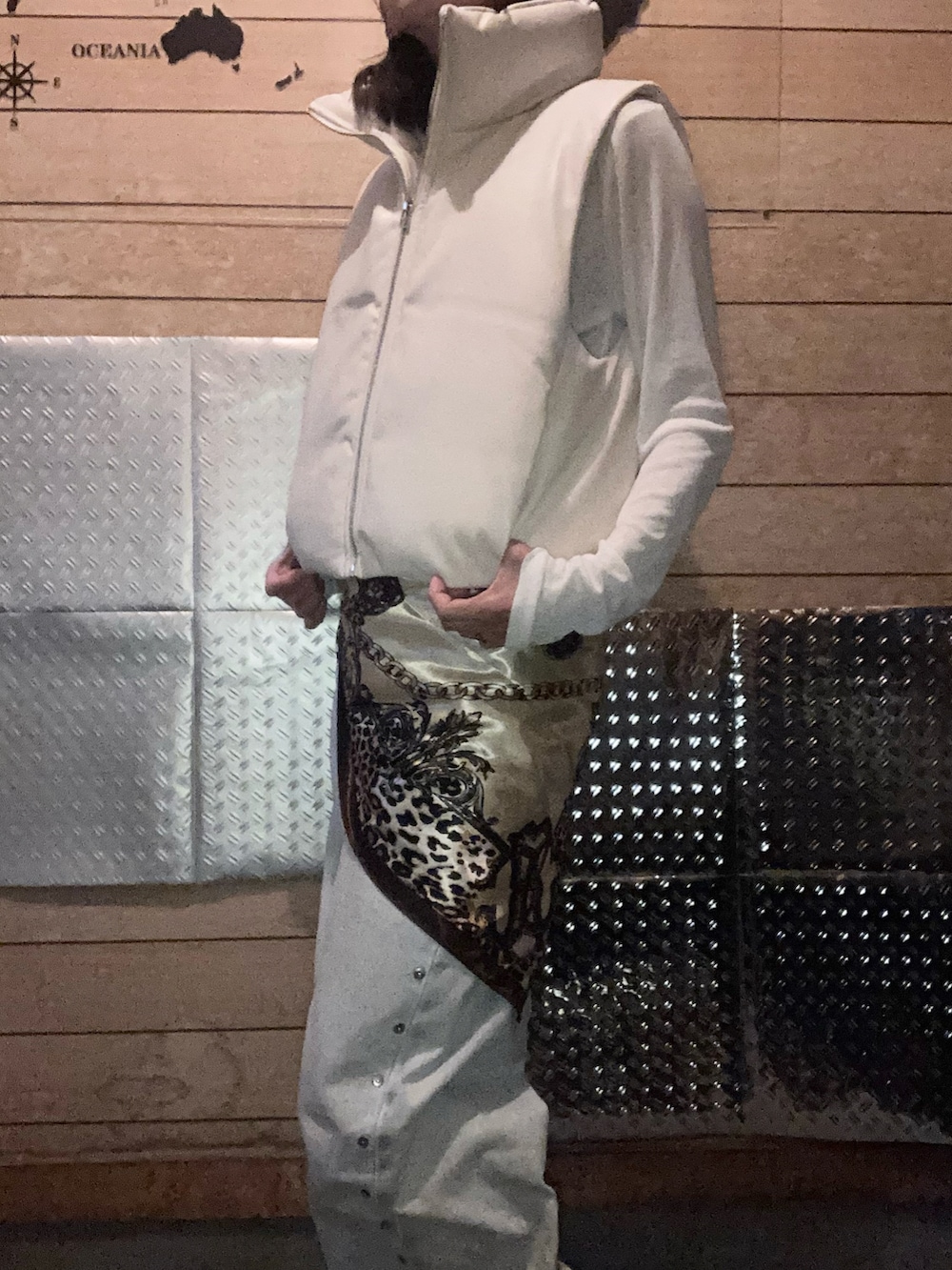 ホワイト系のダウンベスト、ブルー系のデニムパンツ、ホワイト系のTシャツ/カットソーを着用したレディースの秋コーディネートの2枚目の写真