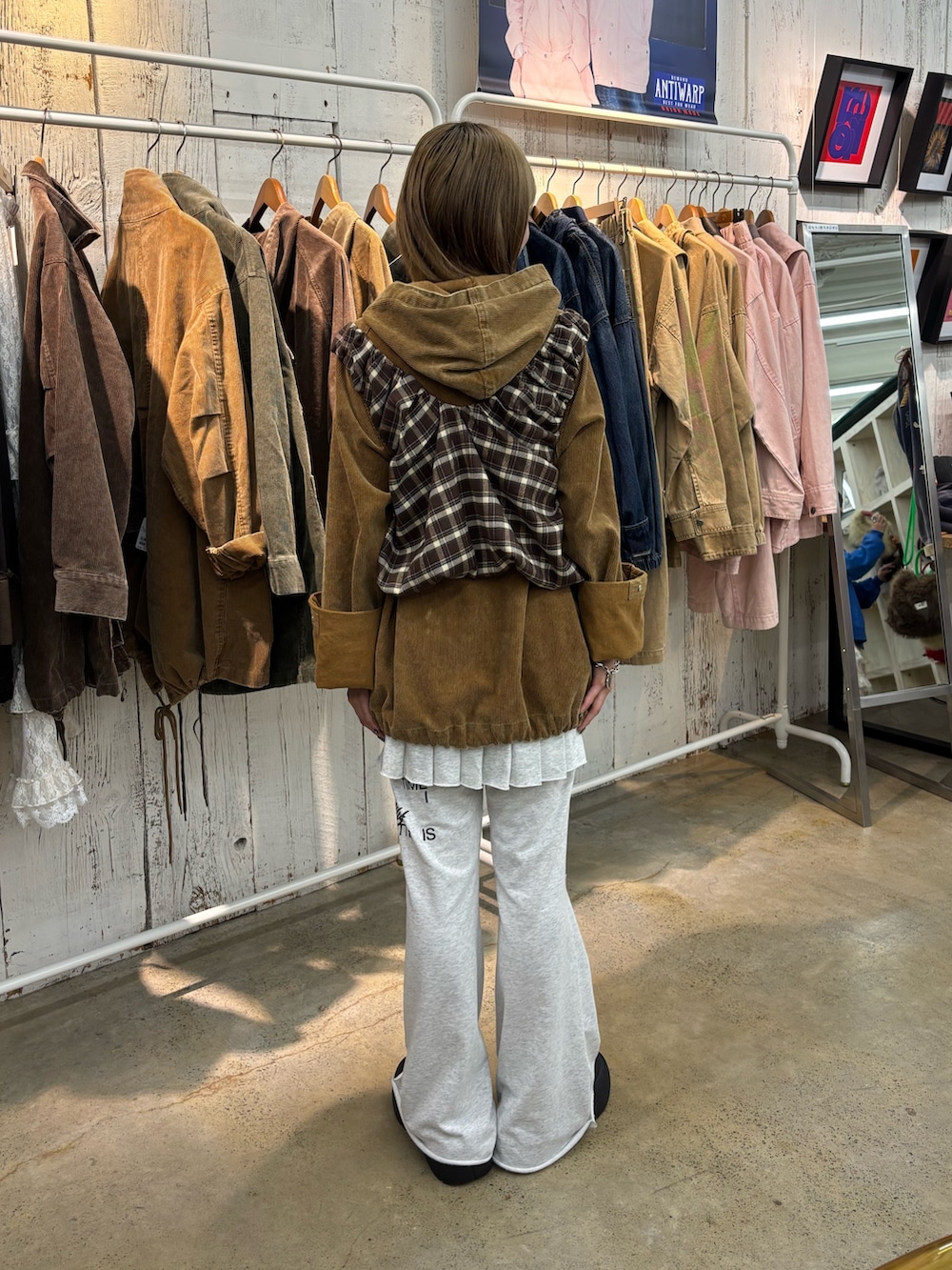 ブラウン系のベスト、グレー系のその他パンツ、ブラック系のサンダルを着用したレディースの夏コーディネートの3枚目の写真