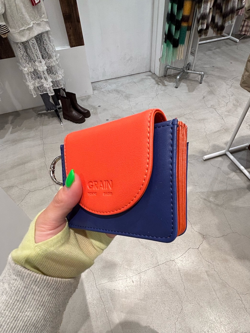 ブルー系の財布を着用したレディースの冬コーディネートの3枚目の写真