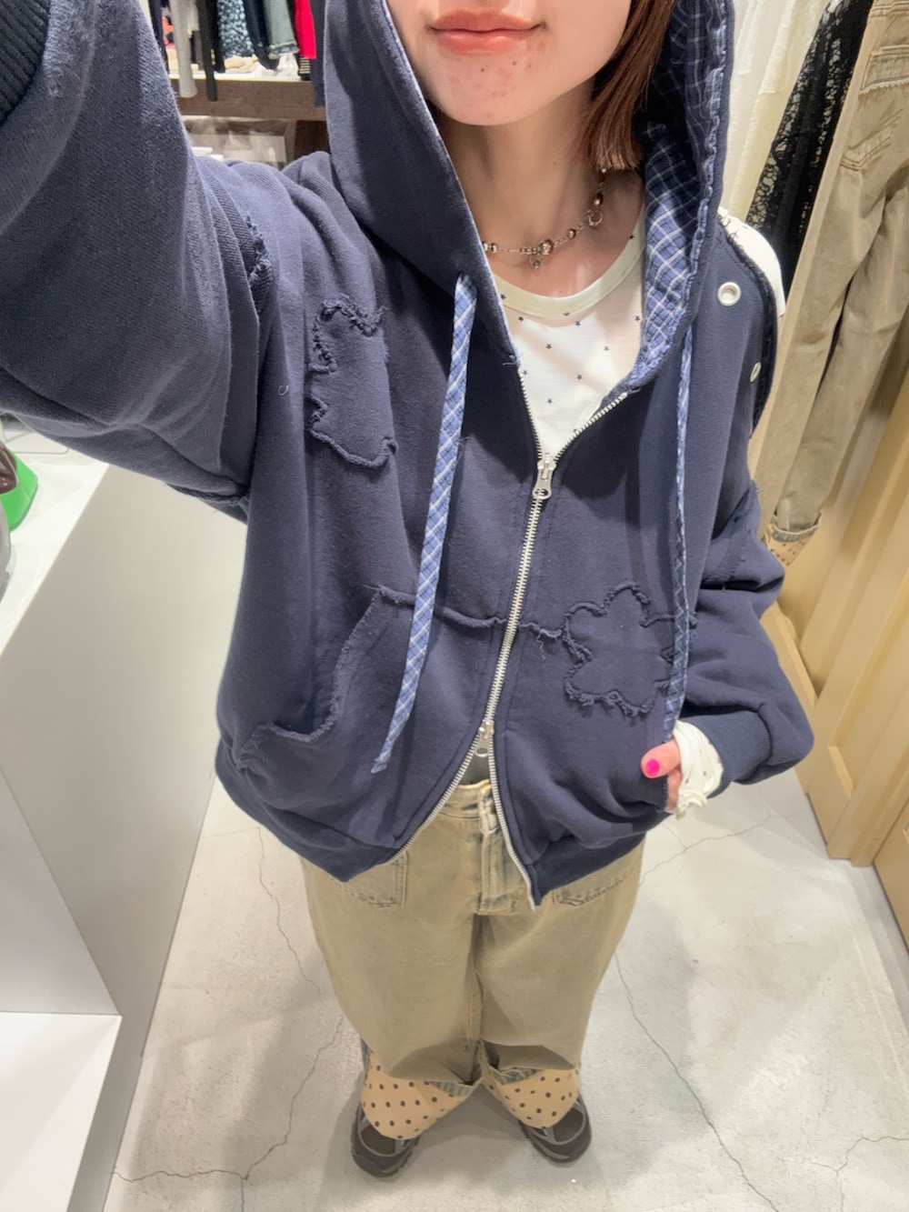 ブルー系のパーカー、ホワイト系のTシャツ/カットソー、ブラウン系のデニムパンツを着用したレディースの冬コーディネートの2枚目の写真