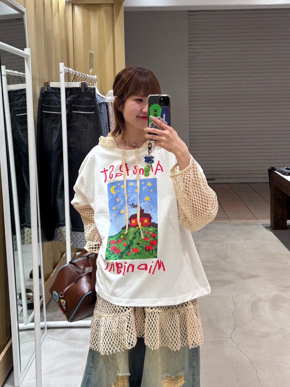 ホワイト系のTシャツ/カットソー、ベージュ系のTシャツ/カットソー、ブラウン系のショルダーバッグを着用したレディースの春コーディネートの2枚目の写真