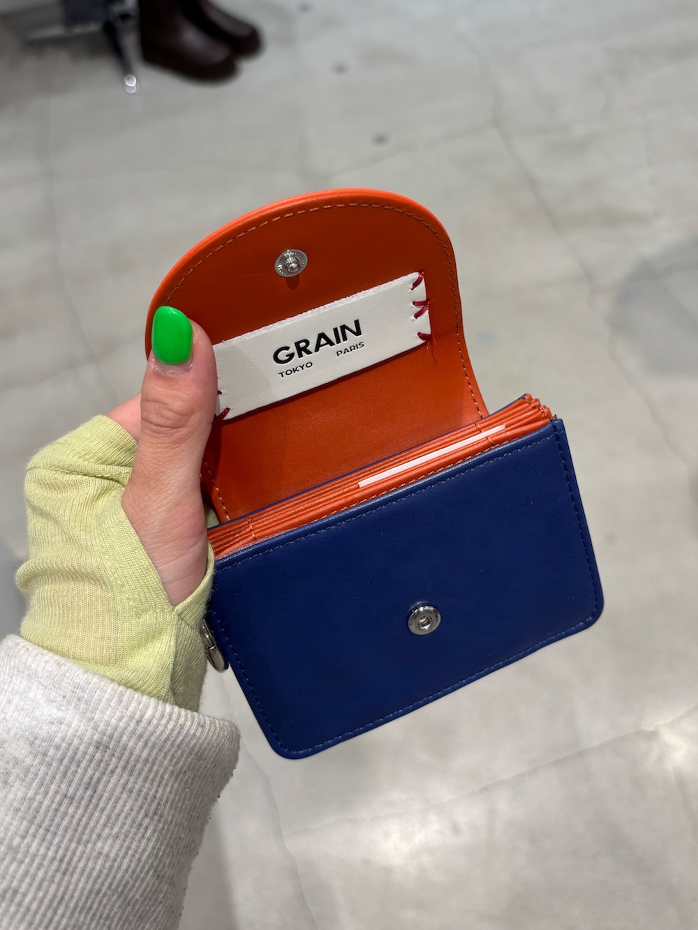 ブルー系の財布を着用したレディースの冬コーディネートの2枚目の写真