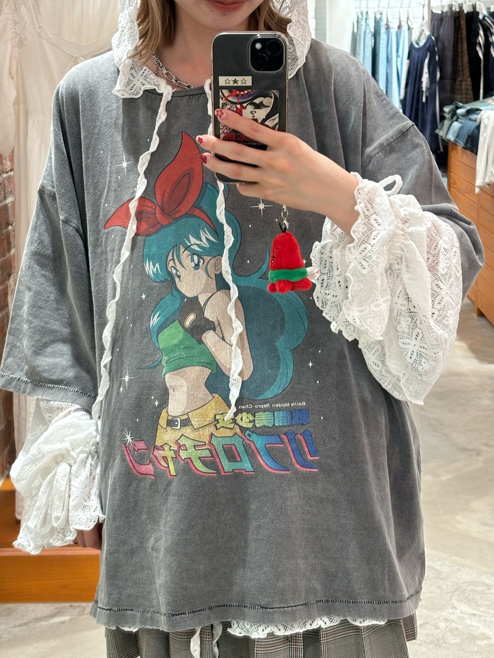 グレー系のTシャツ/カットソー、ホワイト系のTシャツ/カットソーを着用したレディースの春コーディネートの2枚目の写真