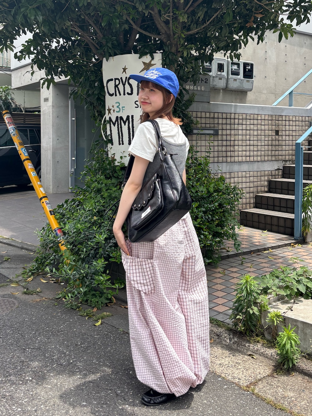 グレー系のキャミソール、ホワイト系のTシャツ/カットソー、ピンク系のその他パンツを着用したレディースの夏コーディネートの2枚目の写真