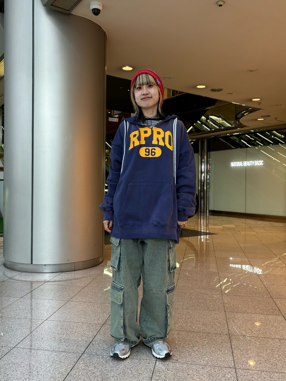 ブラック系のパーカー、ブラック系のTシャツ/カットソー、レッド系のバックパック/リュックを着用したレディースの秋コーディネートの2枚目の写真