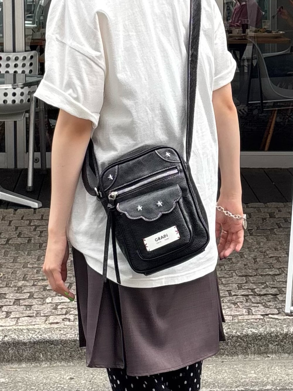 ホワイト系のTシャツ/カットソー、グレー系のチュニック、ブラック系のその他パンツを着用したレディースの夏コーディネートの3枚目の写真