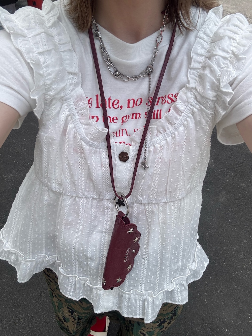 ホワイト系のTシャツ/カットソー、ホワイト系のシャツ/ブラウス、グリーン系のその他パンツを着用したレディースの夏コーディネートの4枚目の写真