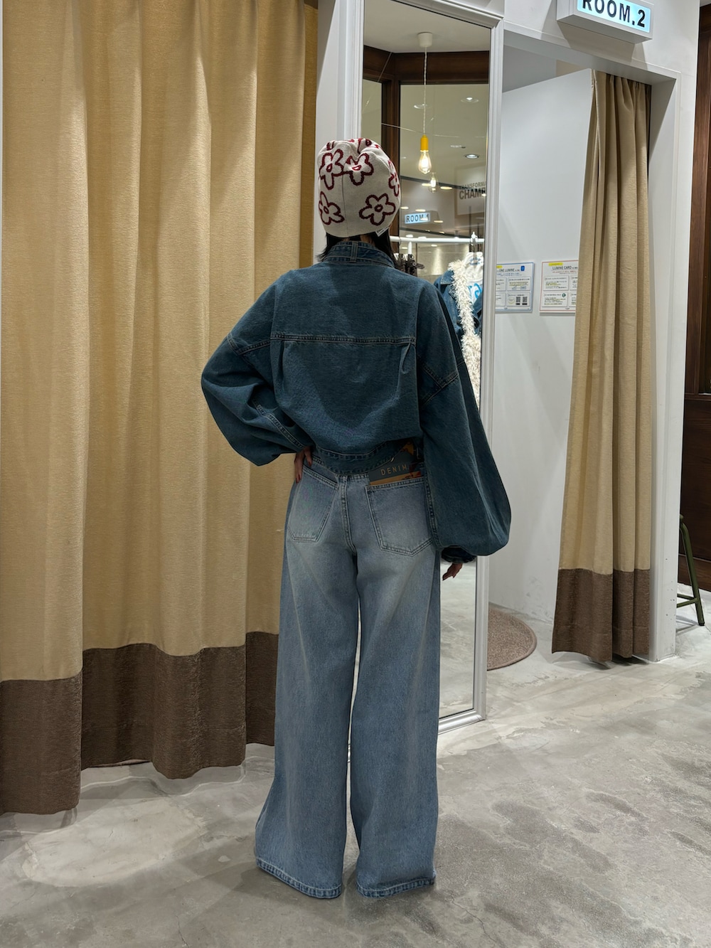 ブルー系のデニムパンツ、ブルー系のジャケット/アウター、ホワイト系のニットキャップ/ビーニーを着用したレディースの秋コーディネートの2枚目の写真