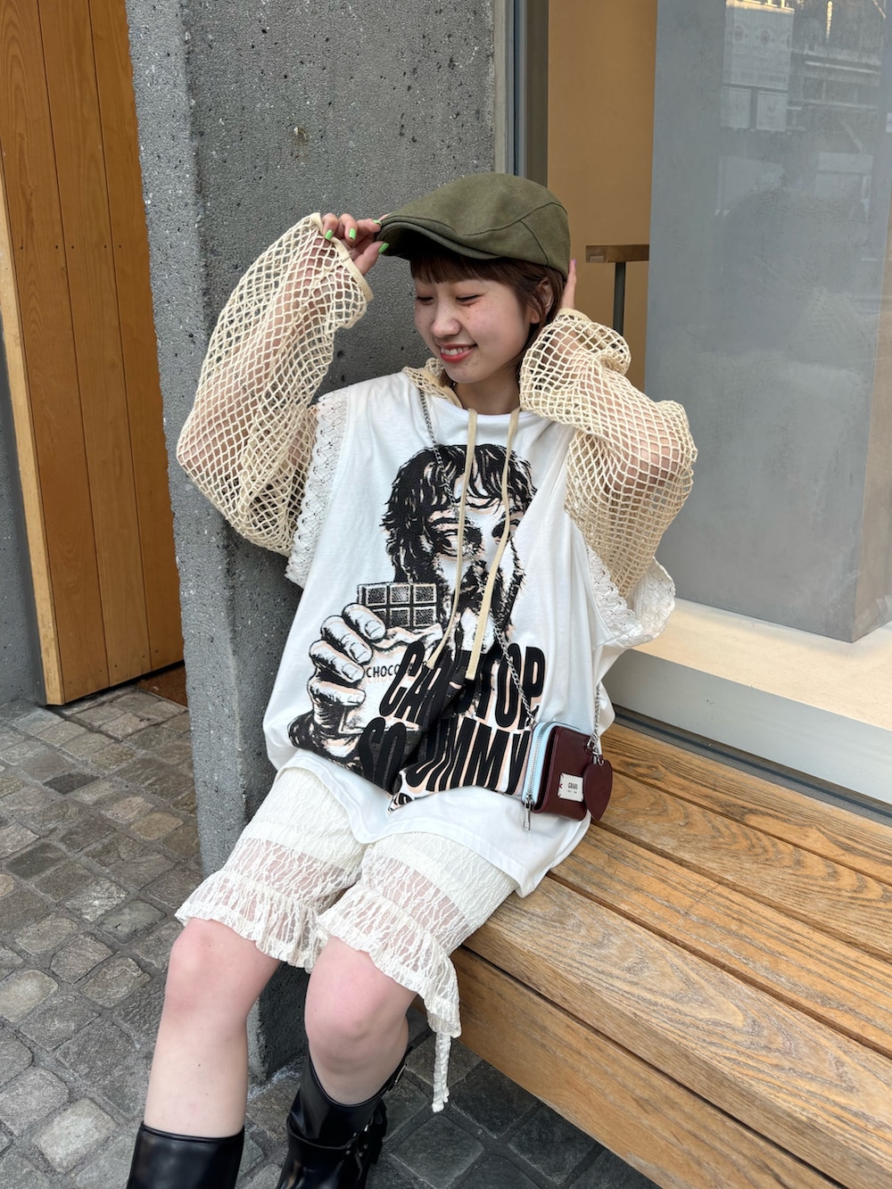 ホワイト系のTシャツ/カットソー、ベージュ系のTシャツ/カットソー、ホワイト系のその他パンツを着用したレディースの春コーディネートの3枚目の写真