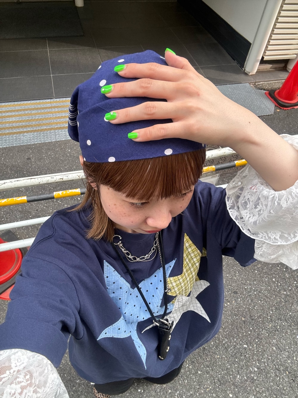 ブルー系のTシャツ/カットソー、ホワイト系のシャツ/ブラウス、ブラック系のその他パンツを着用したレディースの春コーディネートの3枚目の写真