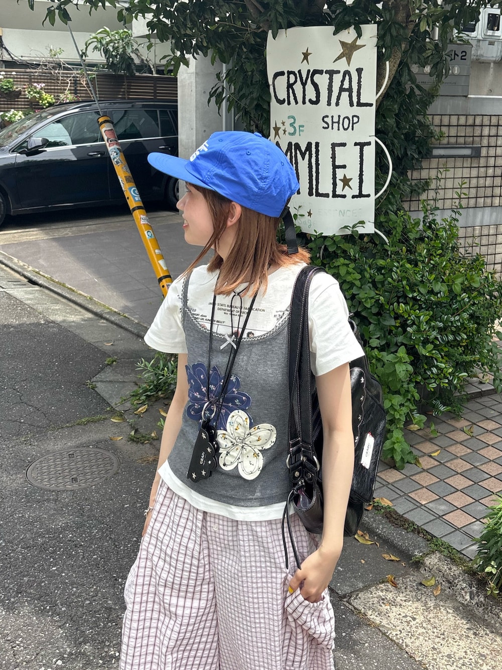 グレー系のキャミソール、ホワイト系のTシャツ/カットソー、ピンク系のその他パンツを着用したレディースの夏コーディネートの3枚目の写真