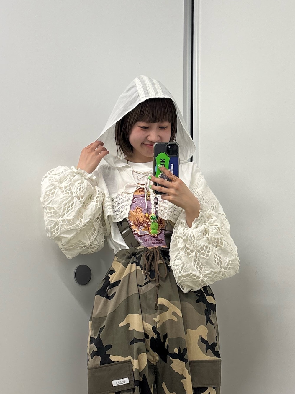 ベージュ系のその他パンツ、ホワイト系のシャツ/ブラウス、ホワイト系のTシャツ/カットソーを着用したレディースの春コーディネートの2枚目の写真