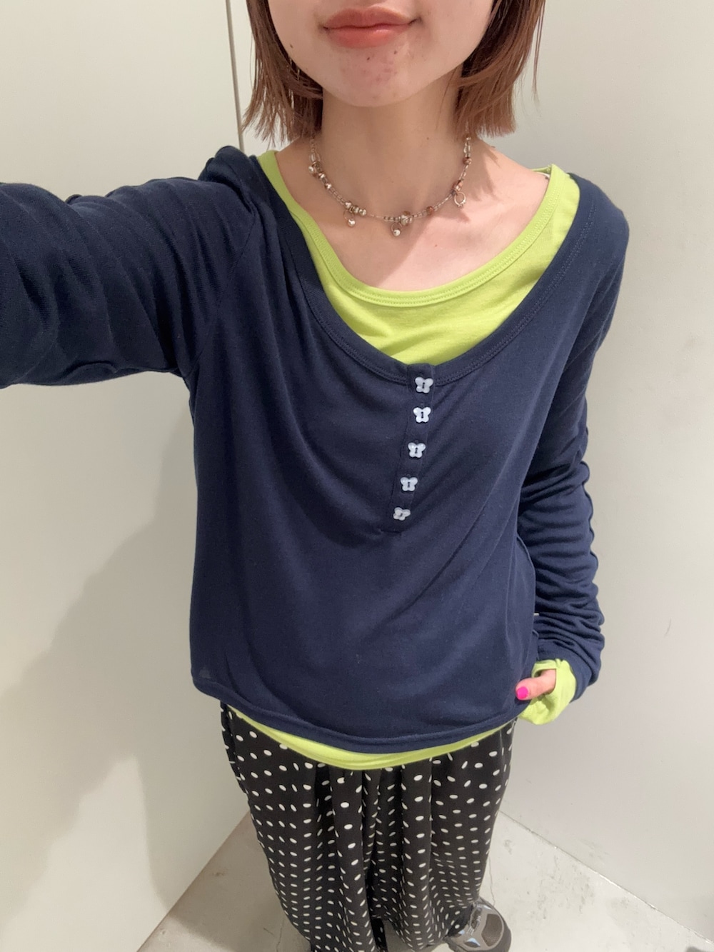 ブルー系のTシャツ/カットソー、ブラック系のその他パンツを着用したレディースの冬コーディネートの2枚目の写真