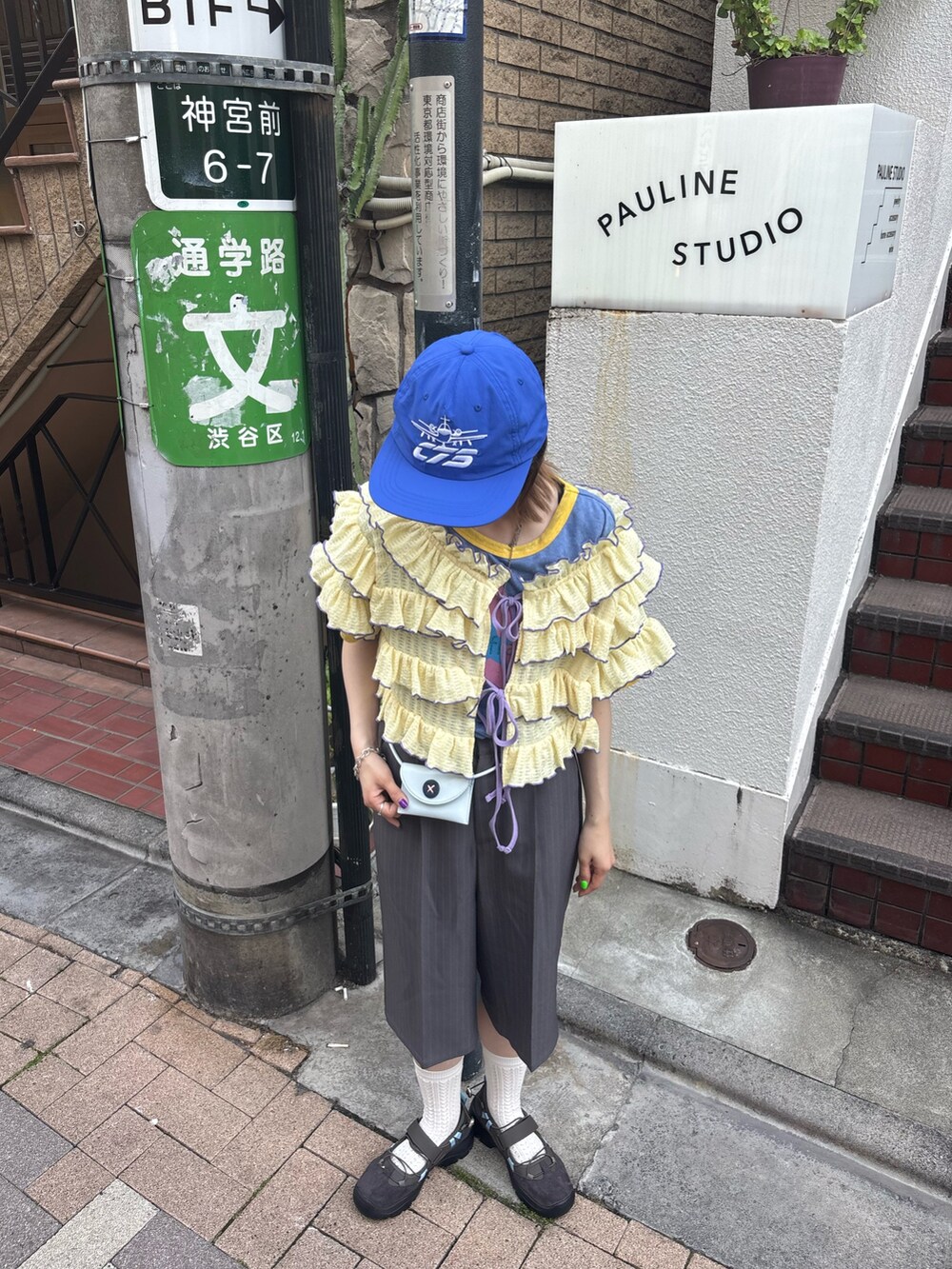 イエロー系のTシャツ/カットソー、ブルー系のTシャツ/カットソー、ブラウン系のその他シューズを着用したレディースの春コーディネートの2枚目の写真