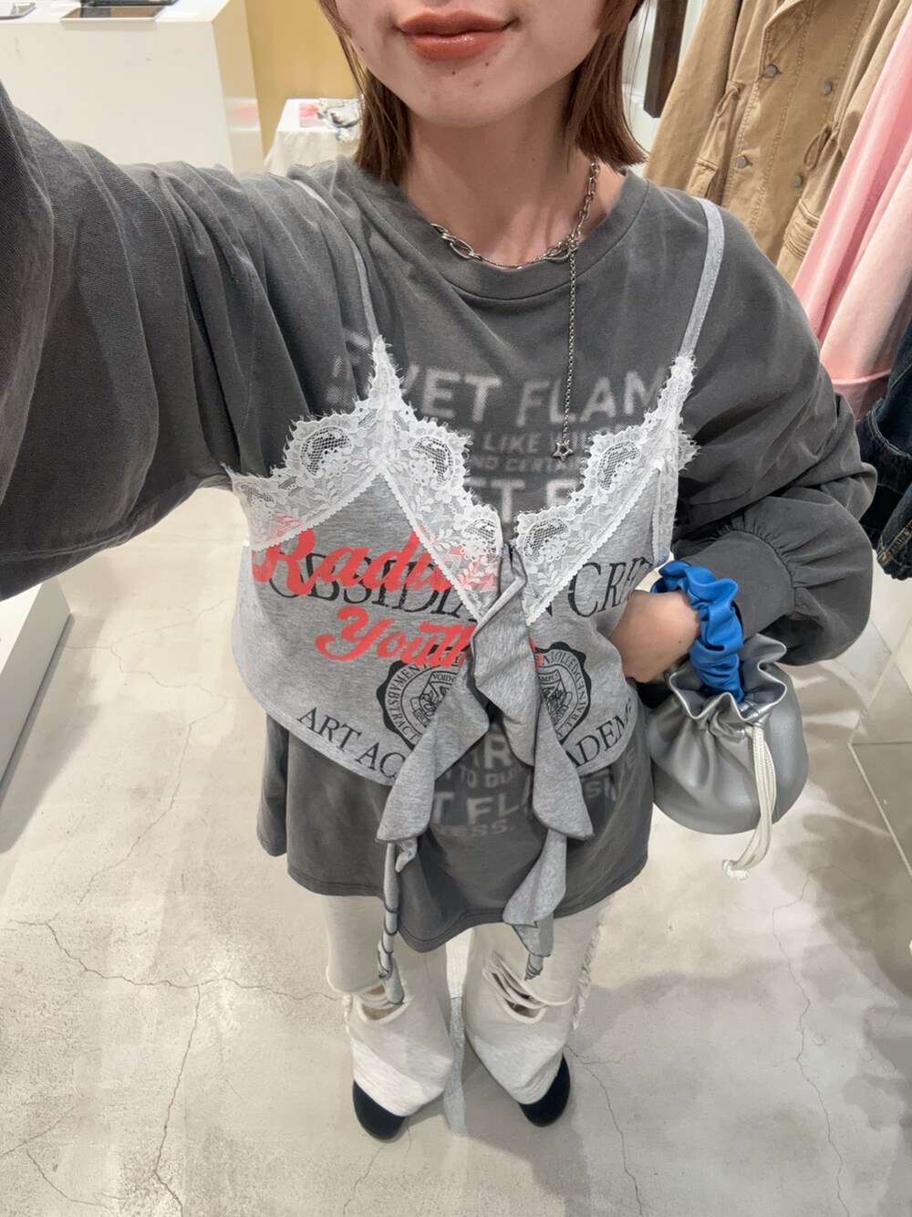 グレー系のキャミソール、グレー系のTシャツ/カットソー、シルバー系のトートバッグを着用したレディースの秋コーディネートの2枚目の写真