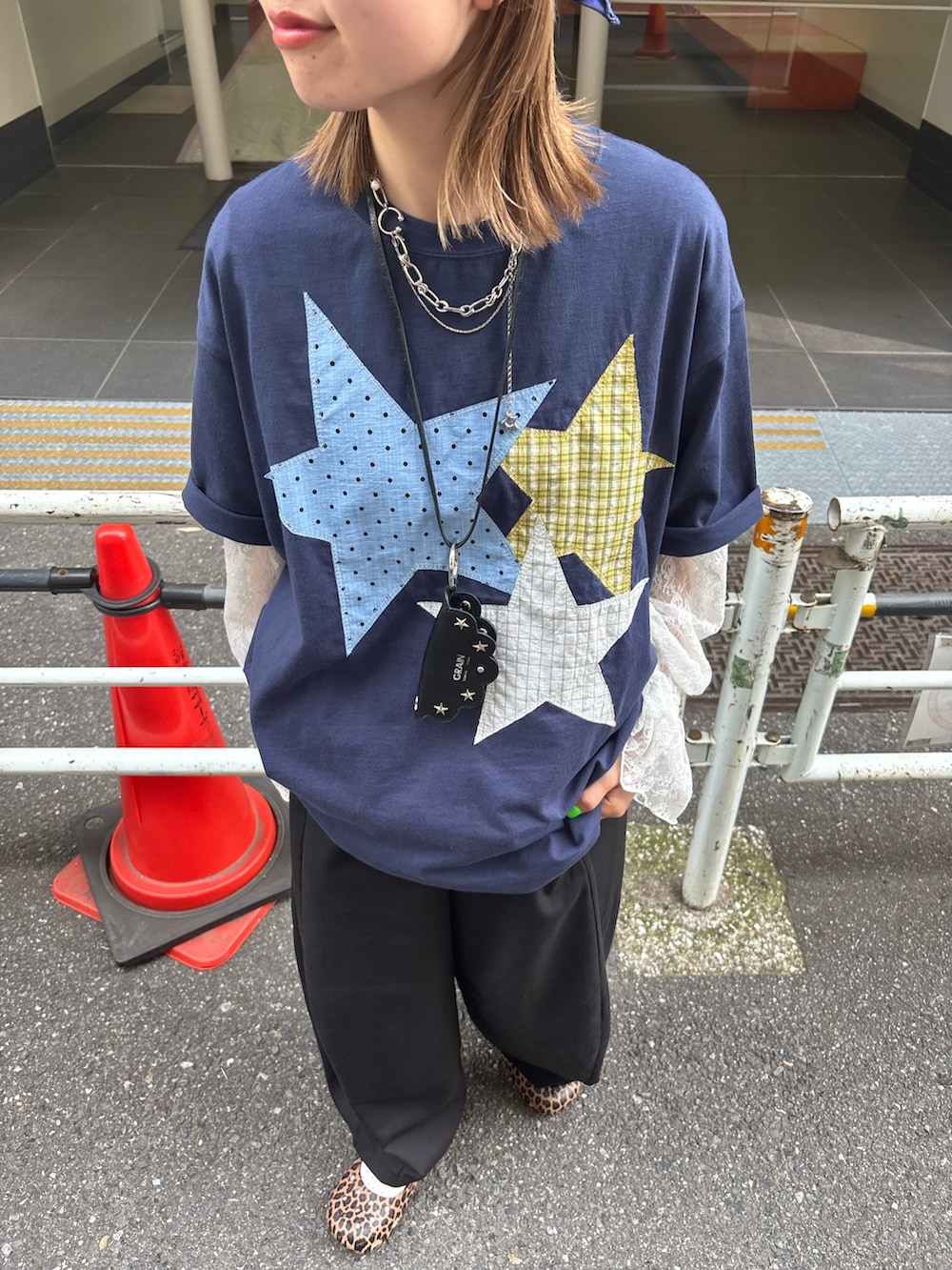 ブルー系のTシャツ/カットソー、ホワイト系のシャツ/ブラウス、ブラック系のその他パンツを着用したレディースの春コーディネートの2枚目の写真