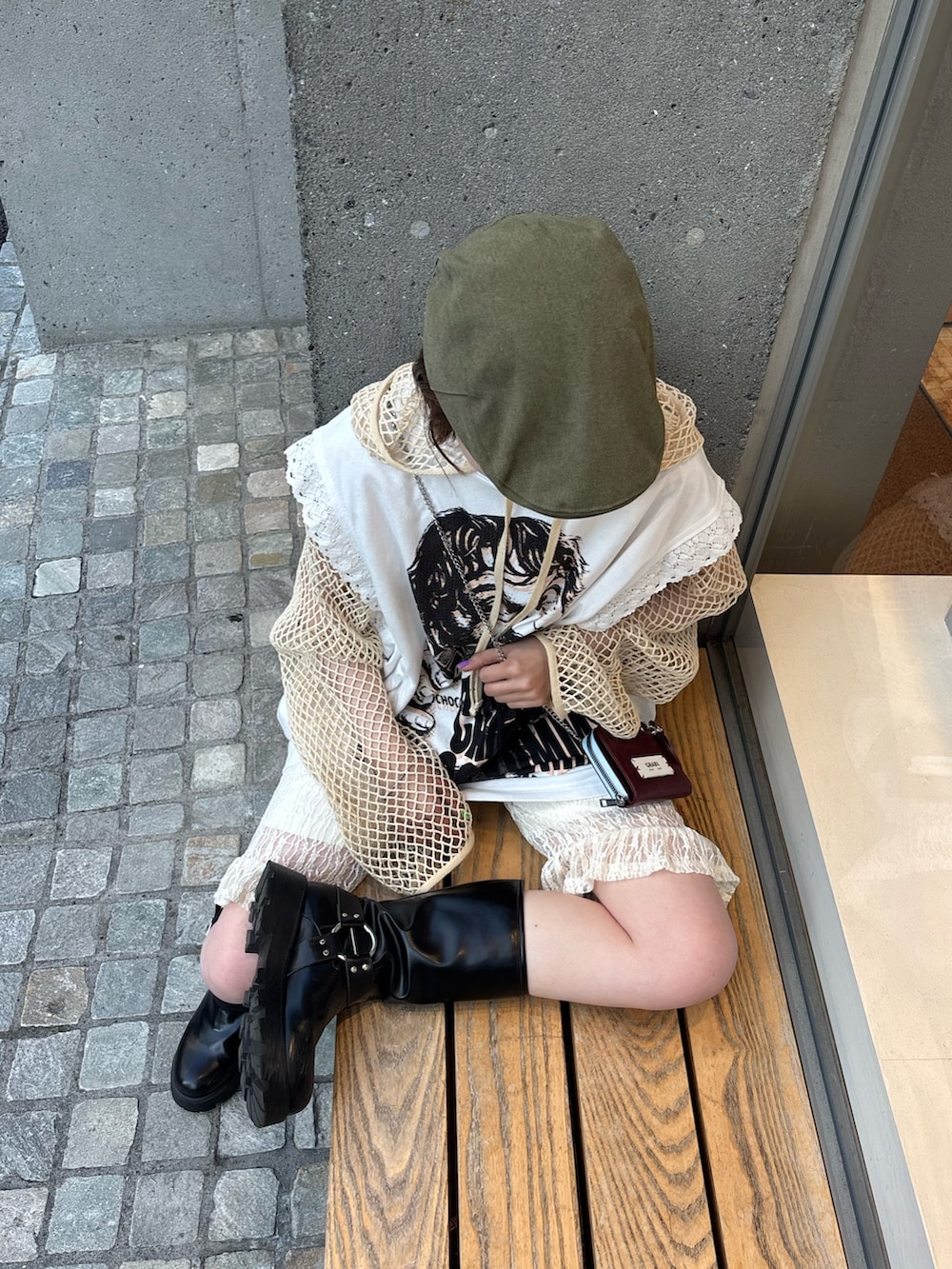 ホワイト系のTシャツ/カットソー、ベージュ系のTシャツ/カットソー、ホワイト系のその他パンツを着用したレディースの春コーディネートの2枚目の写真