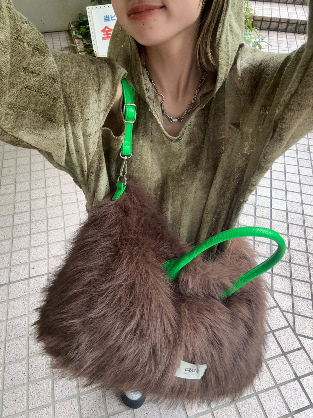 グリーン系のTシャツ/カットソー、ブラウン系のデニムパンツ、シルバー系のサンダルを着用したレディースの夏コーディネートの4枚目の写真