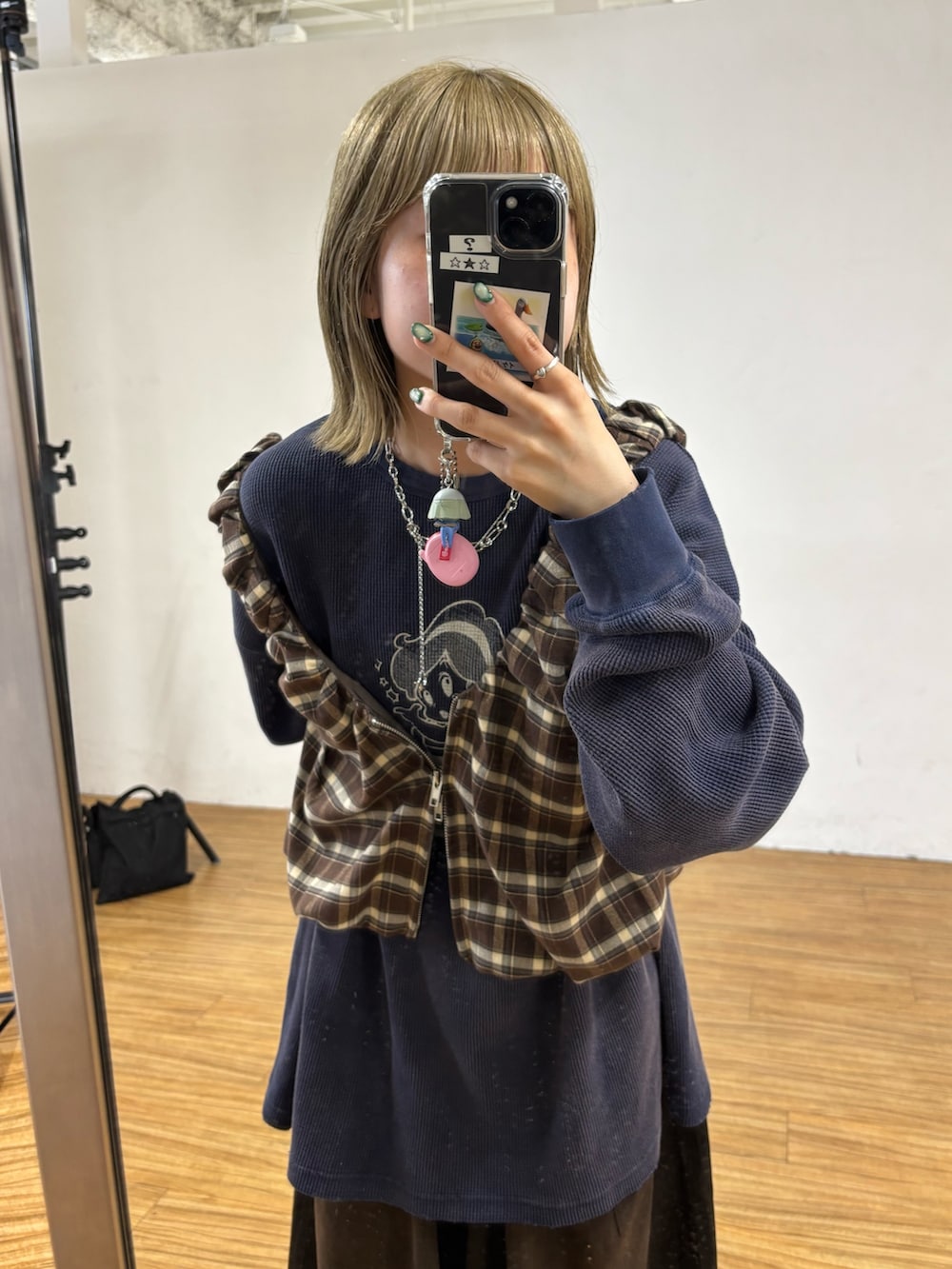 ブルー系のTシャツ/カットソー、ブラウン系のベスト、ブラウン系のデニムパンツを着用したレディースの夏コーディネートの3枚目の写真