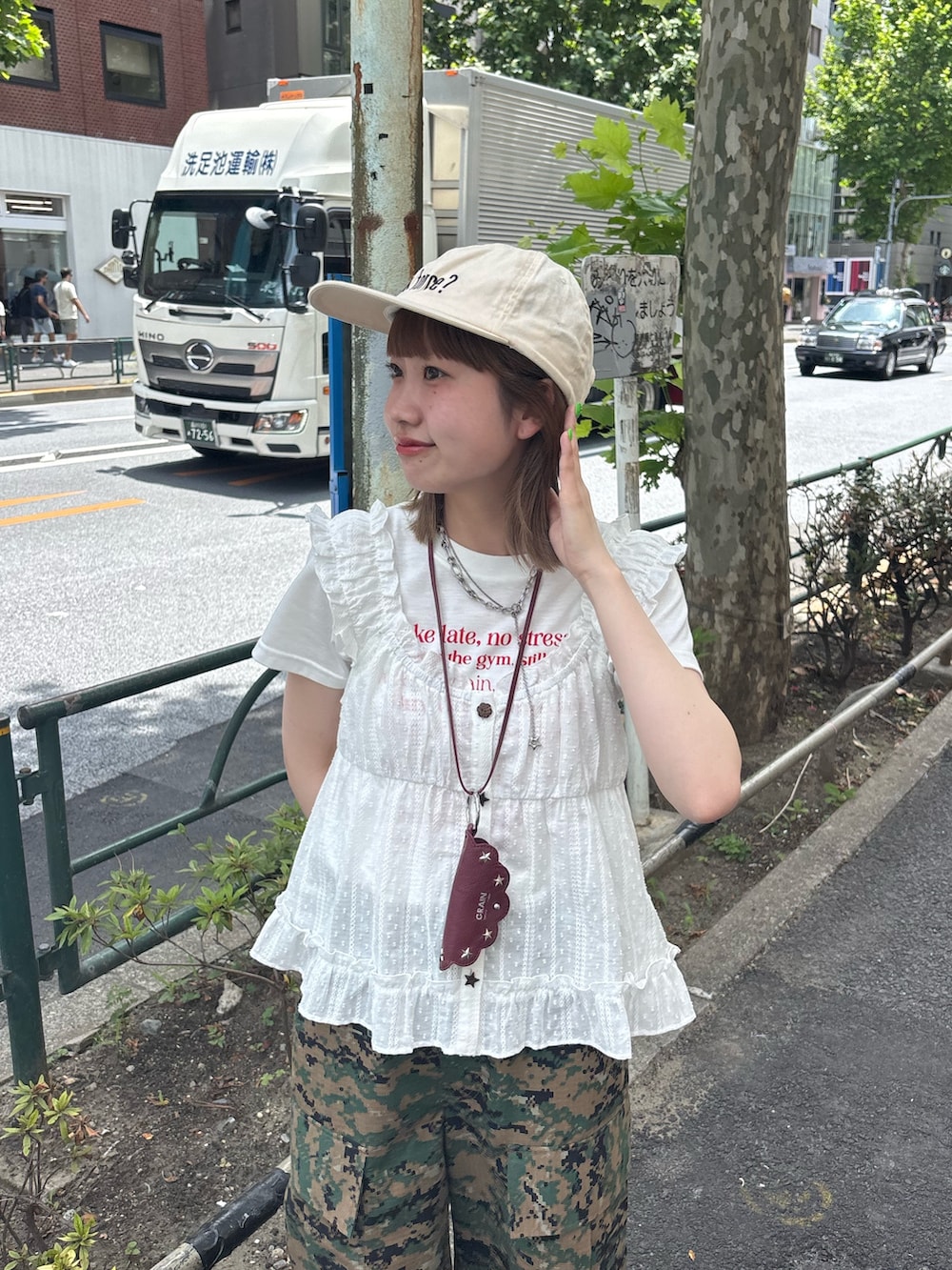 ホワイト系のTシャツ/カットソー、ホワイト系のシャツ/ブラウス、グリーン系のその他パンツを着用したレディースの夏コーディネートの3枚目の写真