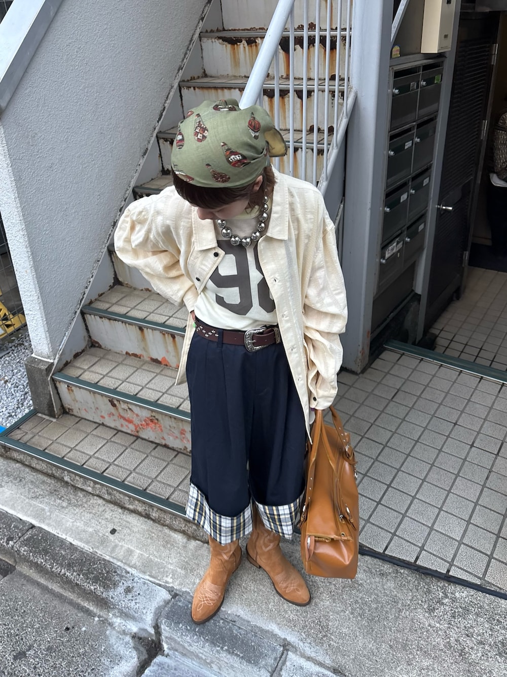 ホワイト系のTシャツ/カットソー、ブルー系のその他パンツ、ブラウン系のブーツを着用したレディースの春コーディネートの3枚目の写真