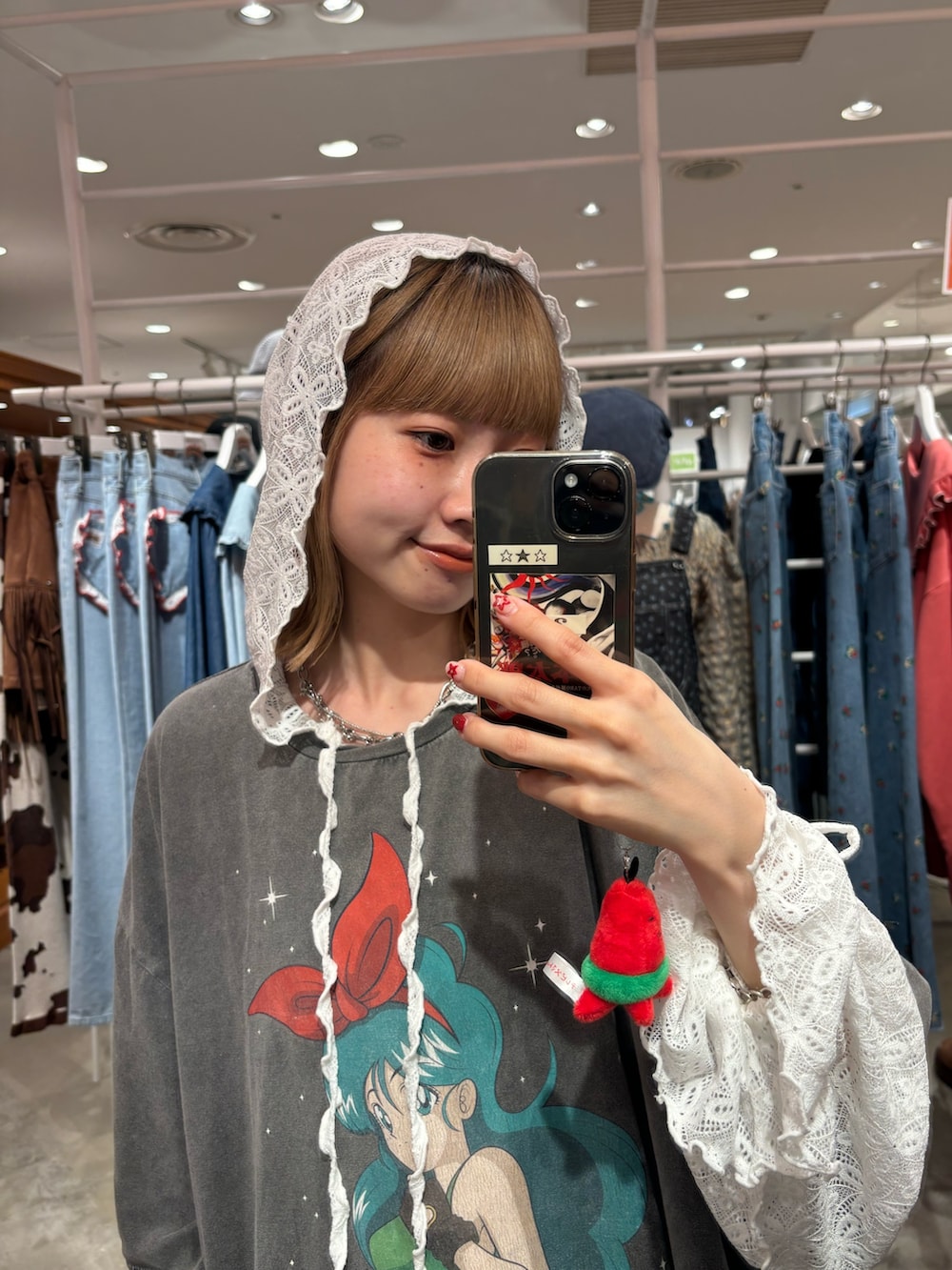 グレー系のTシャツ/カットソー、ホワイト系のTシャツ/カットソーを着用したレディースの春コーディネートの3枚目の写真